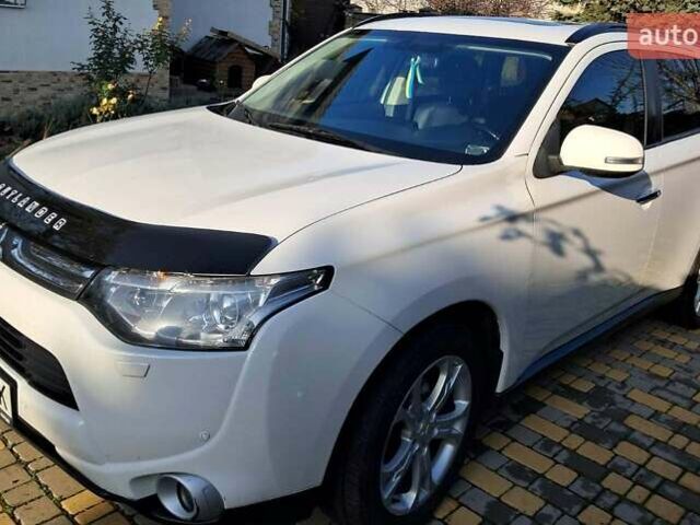 Белый Мицубиси Аутлендер, объемом двигателя 2.36 л и пробегом 240 тыс. км за 11800 $, фото 3 на Automoto.ua