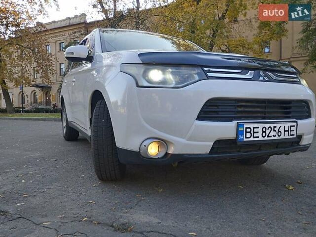 Белый Мицубиси Аутлендер, объемом двигателя 2 л и пробегом 344 тыс. км за 9999 $, фото 6 на Automoto.ua