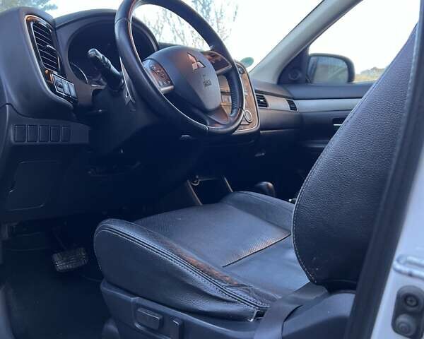 Білий Міцубісі Аутлендер, об'ємом двигуна 2.27 л та пробігом 215 тис. км за 12800 $, фото 12 на Automoto.ua