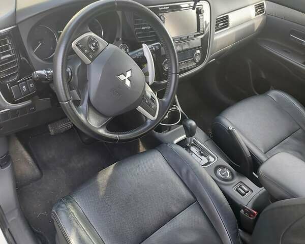 Белый Мицубиси Аутлендер, объемом двигателя 2.3 л и пробегом 247 тыс. км за 14100 $, фото 15 на Automoto.ua