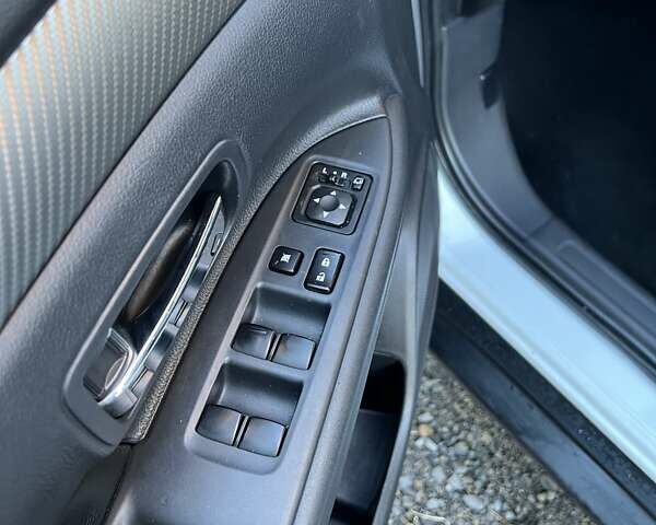 Білий Міцубісі Аутлендер, об'ємом двигуна 2.27 л та пробігом 215 тис. км за 12800 $, фото 11 на Automoto.ua