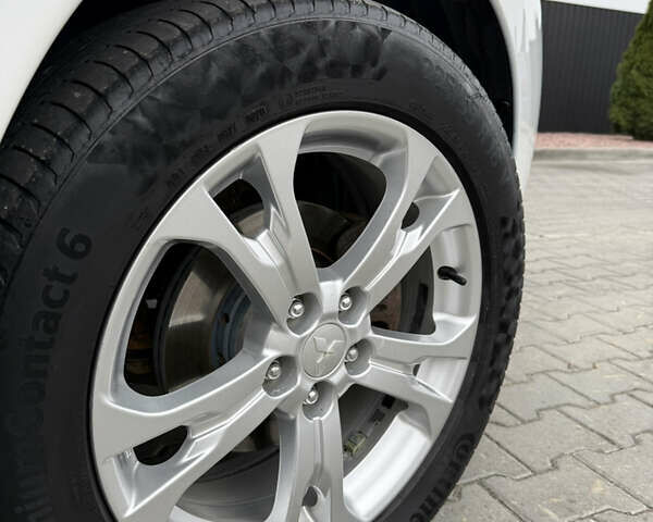 Белый Мицубиси Аутлендер, объемом двигателя 2.2 л и пробегом 262 тыс. км за 12800 $, фото 8 на Automoto.ua