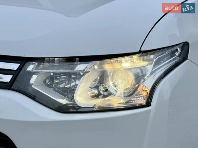 Белый Мицубиси Аутлендер, объемом двигателя 2.27 л и пробегом 264 тыс. км за 13500 $, фото 54 на Automoto.ua