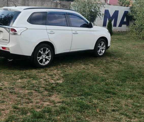 Білий Міцубісі Аутлендер, об'ємом двигуна 2.4 л та пробігом 300 тис. км за 12500 $, фото 3 на Automoto.ua