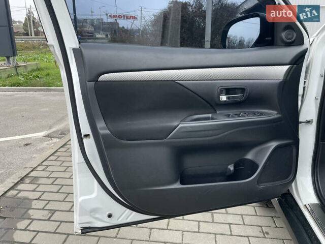 Білий Міцубісі Аутлендер, об'ємом двигуна 2 л та пробігом 194 тис. км за 9200 $, фото 11 на Automoto.ua