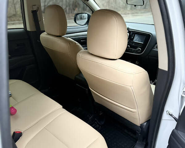 Білий Міцубісі Аутлендер, об'ємом двигуна 2 л та пробігом 150 тис. км за 11000 $, фото 9 на Automoto.ua