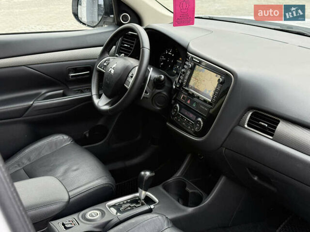 Белый Мицубиси Аутлендер, объемом двигателя 2.27 л и пробегом 264 тыс. км за 13500 $, фото 9 на Automoto.ua