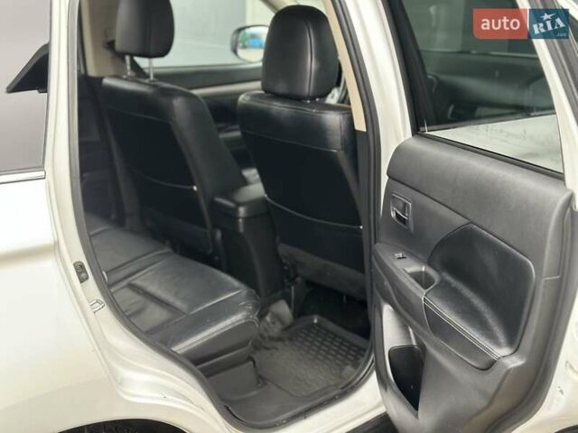 Білий Міцубісі Аутлендер, об'ємом двигуна 2.27 л та пробігом 177 тис. км за 11650 $, фото 10 на Automoto.ua