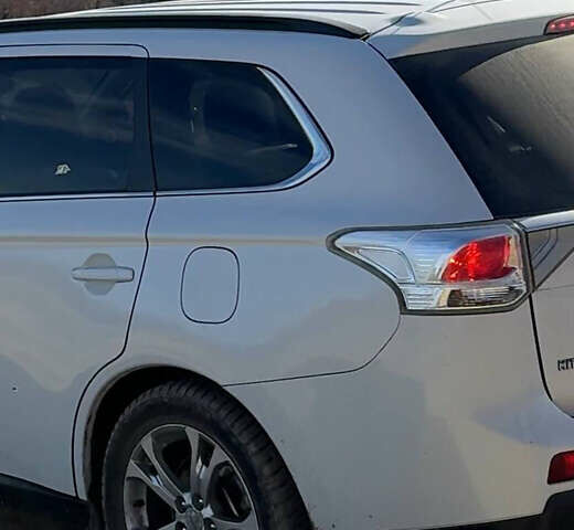 Білий Міцубісі Аутлендер, об'ємом двигуна 2.27 л та пробігом 185 тис. км за 13000 $, фото 4 на Automoto.ua