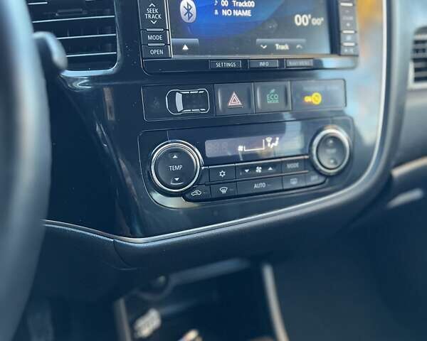 Білий Міцубісі Аутлендер, об'ємом двигуна 2.27 л та пробігом 215 тис. км за 12800 $, фото 10 на Automoto.ua