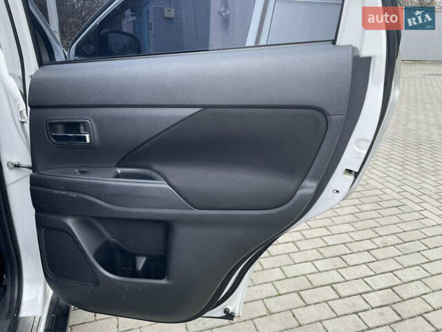 Білий Міцубісі Аутлендер, об'ємом двигуна 2 л та пробігом 194 тис. км за 9200 $, фото 16 на Automoto.ua