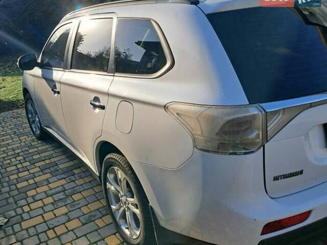 Белый Мицубиси Аутлендер, объемом двигателя 2.36 л и пробегом 240 тыс. км за 11800 $, фото 5 на Automoto.ua