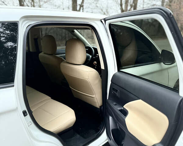 Білий Міцубісі Аутлендер, об'ємом двигуна 2 л та пробігом 150 тис. км за 11000 $, фото 8 на Automoto.ua