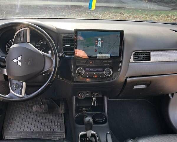 Белый Мицубиси Аутлендер, объемом двигателя 2.36 л и пробегом 240 тыс. км за 11800 $, фото 6 на Automoto.ua