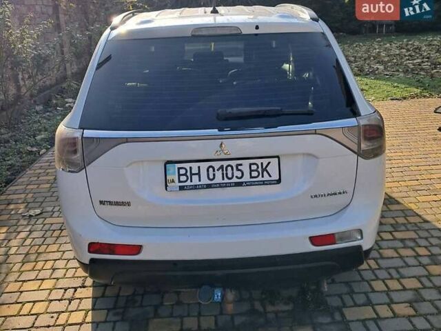 Белый Мицубиси Аутлендер, объемом двигателя 2.36 л и пробегом 240 тыс. км за 11800 $, фото 1 на Automoto.ua