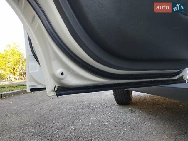 Белый Мицубиси Аутлендер, объемом двигателя 2 л и пробегом 344 тыс. км за 9999 $, фото 22 на Automoto.ua