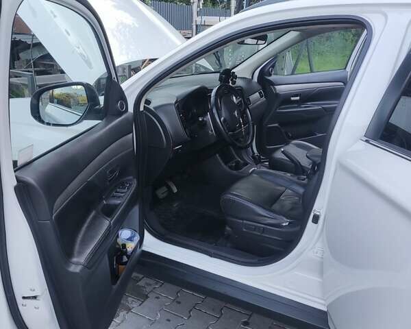 Білий Міцубісі Аутлендер, об'ємом двигуна 2.27 л та пробігом 232 тис. км за 12800 $, фото 11 на Automoto.ua