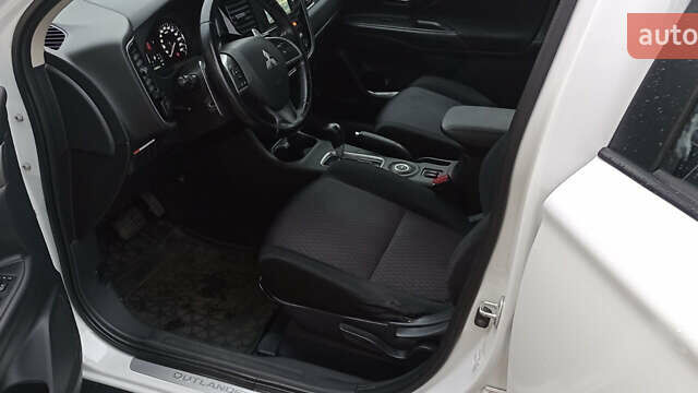 Білий Міцубісі Аутлендер, об'ємом двигуна 2.36 л та пробігом 112 тис. км за 14900 $, фото 4 на Automoto.ua