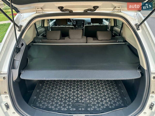 Белый Мицубиси Аутлендер, объемом двигателя 2 л и пробегом 127 тыс. км за 13200 $, фото 7 на Automoto.ua