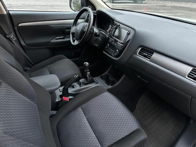 Білий Міцубісі Аутлендер, об'ємом двигуна 0 л та пробігом 225 тис. км за 11900 $, фото 7 на Automoto.ua