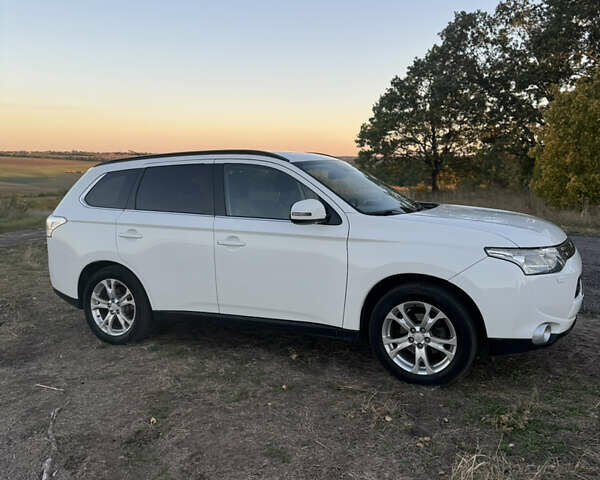 Белый Мицубиси Аутлендер, объемом двигателя 2.3 л и пробегом 250 тыс. км за 15000 $, фото 3 на Automoto.ua