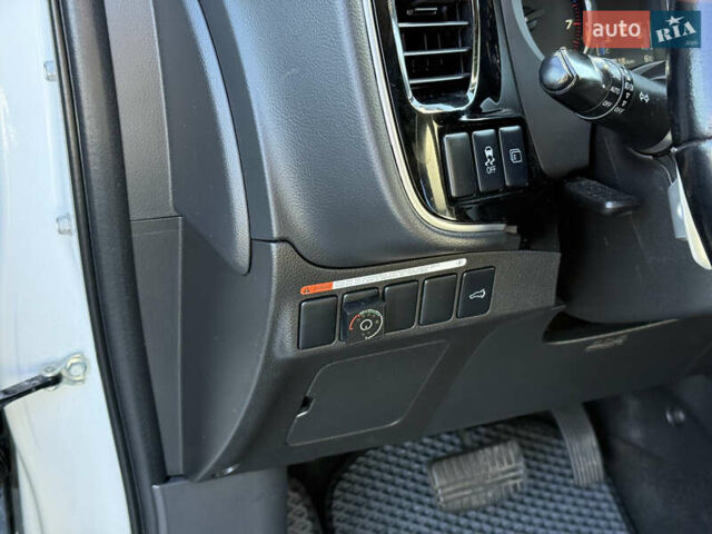 Белый Мицубиси Аутлендер, объемом двигателя 2.4 л и пробегом 148 тыс. км за 12900 $, фото 29 на Automoto.ua