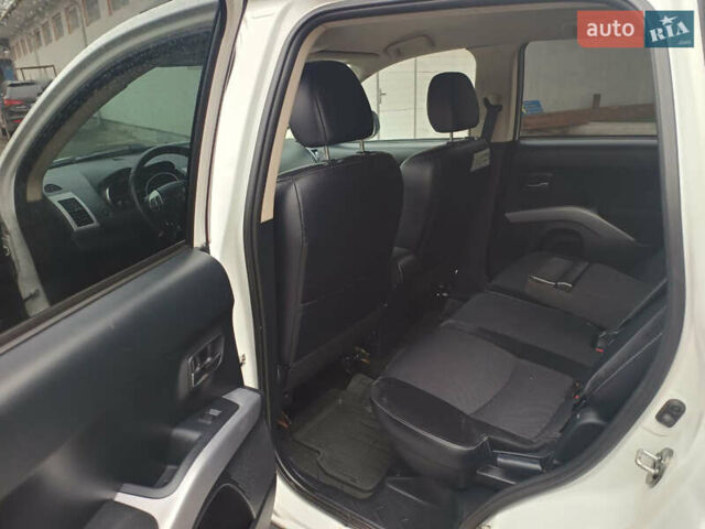 Белый Мицубиси Аутлендер, объемом двигателя 2.36 л и пробегом 250 тыс. км за 11200 $, фото 22 на Automoto.ua