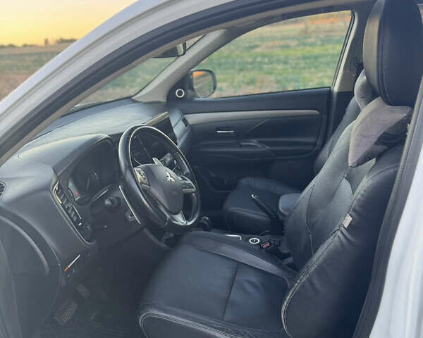 Белый Мицубиси Аутлендер, объемом двигателя 2.3 л и пробегом 250 тыс. км за 15000 $, фото 6 на Automoto.ua