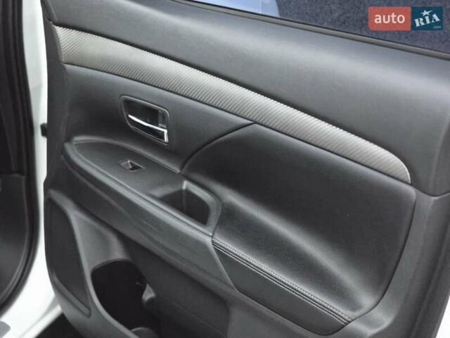 Міцубісі Аутлендер 2013 у Харкові на Automoto.ua Білий Міцубісі Аутлендер, об'ємом двигуна 2.4 л та пробігом 146 тис. км за 12900 $, фото 25 на Automoto.ua