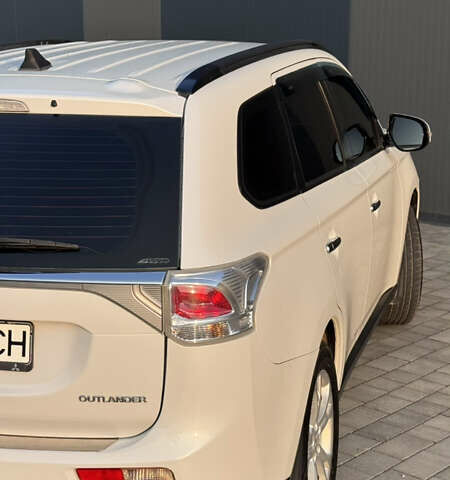 Білий Міцубісі Аутлендер, об'ємом двигуна 2.4 л та пробігом 240 тис. км за 12000 $, фото 4 на Automoto.ua