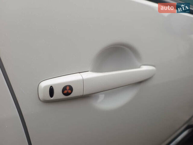 Белый Мицубиси Аутлендер, объемом двигателя 2.36 л и пробегом 250 тыс. км за 11200 $, фото 12 на Automoto.ua