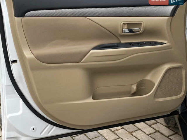 Белый Мицубиси Аутлендер, объемом двигателя 2.36 л и пробегом 215 тыс. км за 9999 $, фото 15 на Automoto.ua