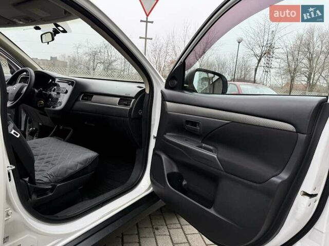 Белый Мицубиси Аутлендер, объемом двигателя 0 л и пробегом 180 тыс. км за 11500 $, фото 15 на Automoto.ua