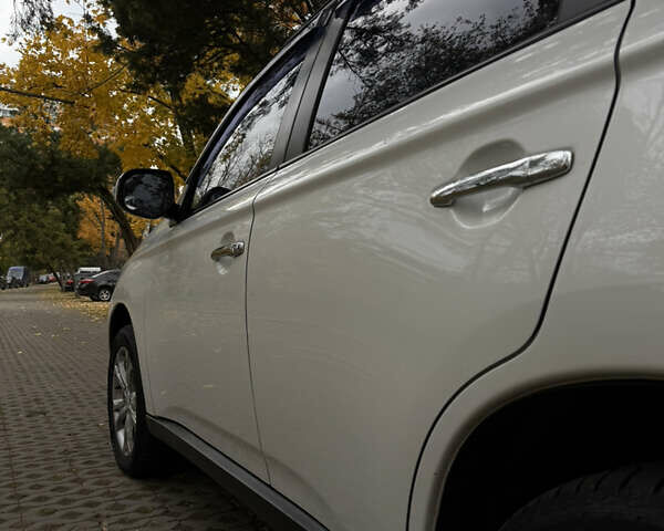 Білий Міцубісі Аутлендер, об'ємом двигуна 2.4 л та пробігом 146 тис. км за 13500 $, фото 4 на Automoto.ua