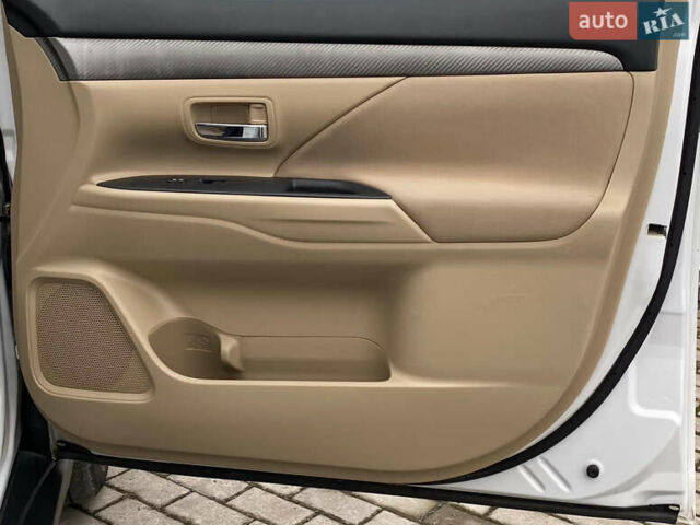 Белый Мицубиси Аутлендер, объемом двигателя 2.36 л и пробегом 215 тыс. км за 9999 $, фото 18 на Automoto.ua