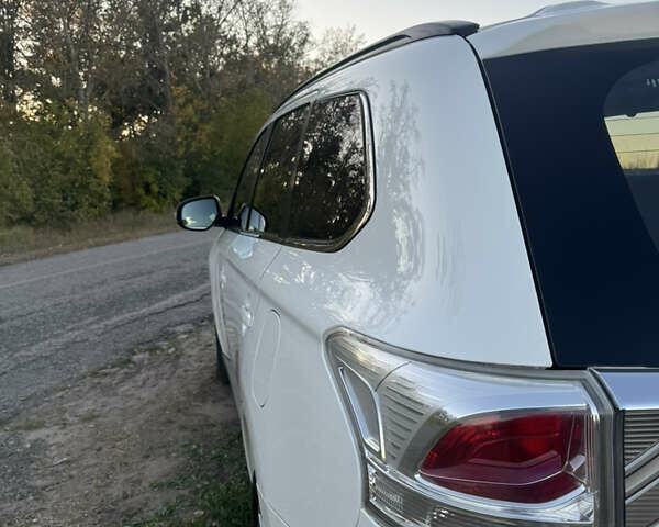 Белый Мицубиси Аутлендер, объемом двигателя 2.3 л и пробегом 250 тыс. км за 15000 $, фото 10 на Automoto.ua