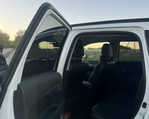 Белый Мицубиси Аутлендер, объемом двигателя 2.3 л и пробегом 250 тыс. км за 15000 $, фото 17 на Automoto.ua