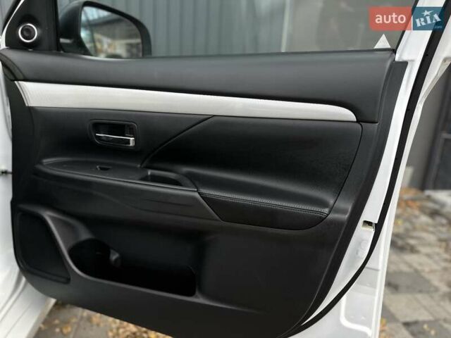 Міцубісі Аутлендер 2013 у Івано-Франківську на Automoto.ua Білий Міцубісі Аутлендер, об'ємом двигуна 2 л та пробігом 213 тис. км за 13888 $, фото 24 на Automoto.ua