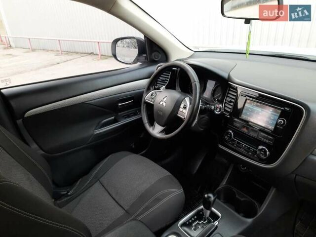 Білий Міцубісі Аутлендер, об'ємом двигуна 2 л та пробігом 245 тис. км за 12399 $, фото 6 на Automoto.ua