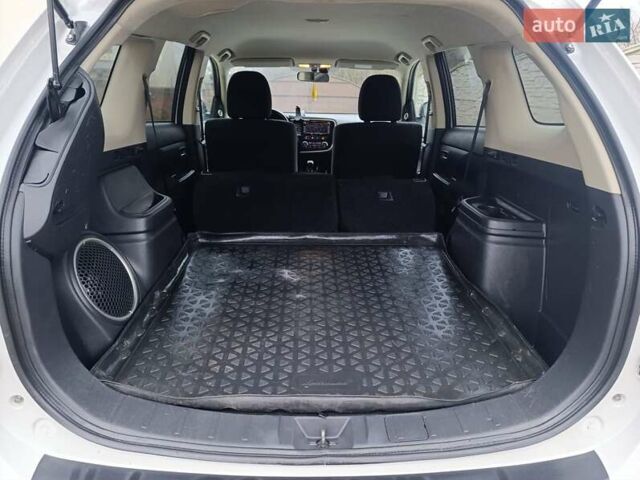 Белый Мицубиси Аутлендер, объемом двигателя 2.2 л и пробегом 278 тыс. км за 12600 $, фото 32 на Automoto.ua