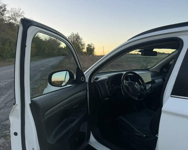 Белый Мицубиси Аутлендер, объемом двигателя 2.3 л и пробегом 250 тыс. км за 15000 $, фото 7 на Automoto.ua