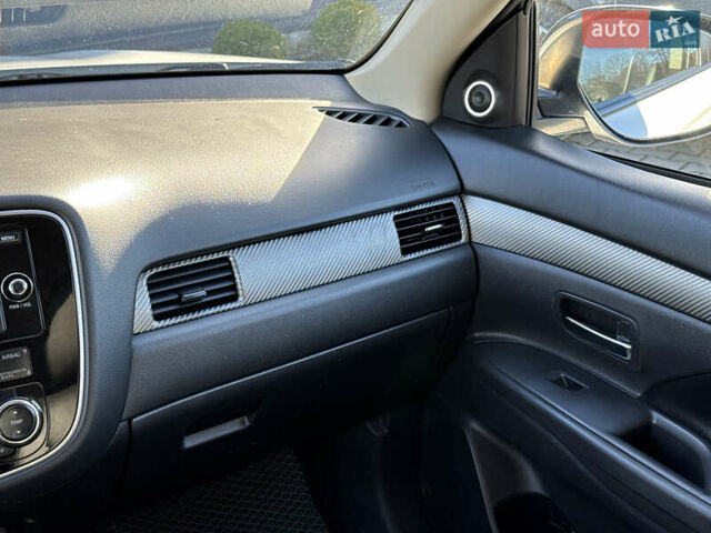 Белый Мицубиси Аутлендер, объемом двигателя 2.4 л и пробегом 148 тыс. км за 12900 $, фото 26 на Automoto.ua