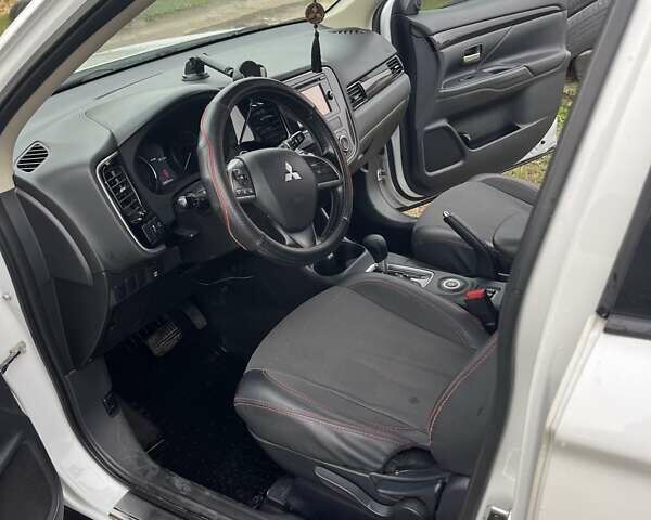 Міцубісі Аутлендер 2013 у Харкові на Automoto.ua Білий Міцубісі Аутлендер, об'ємом двигуна 2.4 л та пробігом 209 тис. км за 13000 $, фото 8 на Automoto.ua