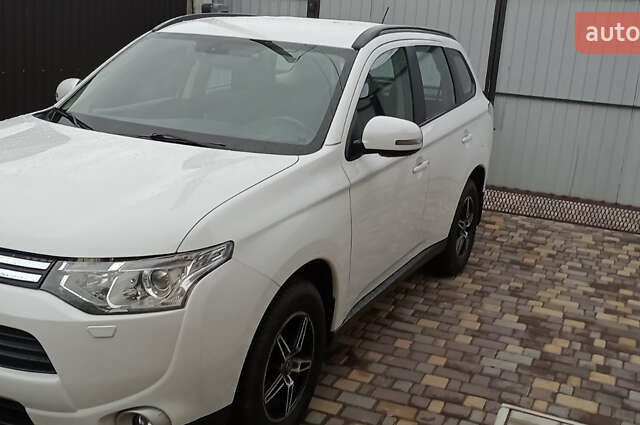 Білий Міцубісі Аутлендер, об'ємом двигуна 2.36 л та пробігом 112 тис. км за 14900 $, фото 2 на Automoto.ua
