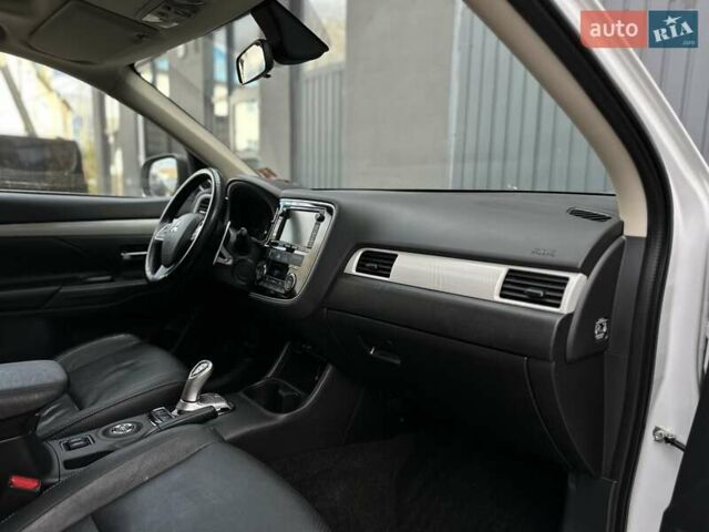 Міцубісі Аутлендер 2013 у Івано-Франківську на Automoto.ua Білий Міцубісі Аутлендер, об'ємом двигуна 2 л та пробігом 213 тис. км за 13888 $, фото 20 на Automoto.ua