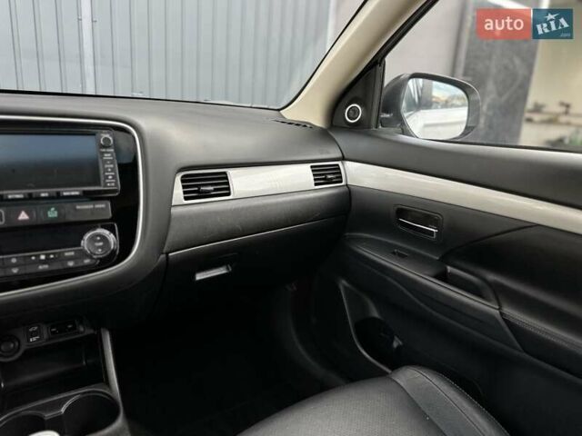 Міцубісі Аутлендер 2013 у Івано-Франківську на Automoto.ua Білий Міцубісі Аутлендер, об'ємом двигуна 2 л та пробігом 213 тис. км за 13888 $, фото 26 на Automoto.ua