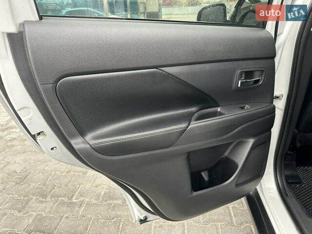 Белый Мицубиси Аутлендер, объемом двигателя 2.4 л и пробегом 175 тыс. км за 13900 $, фото 31 на Automoto.ua