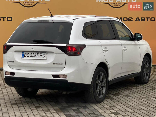 Белый Мицубиси Аутлендер, объемом двигателя 2.36 л и пробегом 215 тыс. км за 9500 $, фото 1 на Automoto.ua