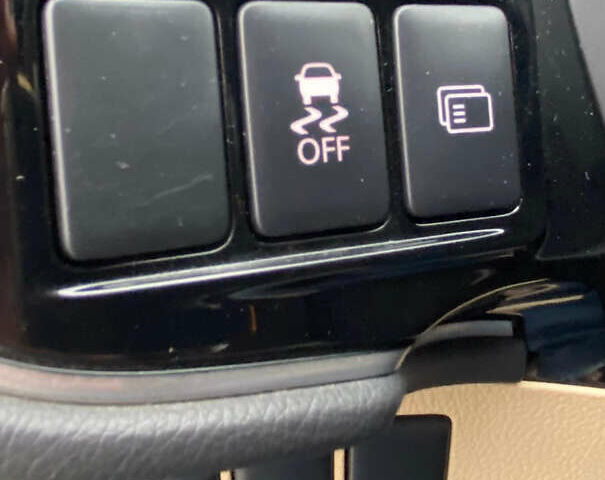 Белый Мицубиси Аутлендер, объемом двигателя 2.36 л и пробегом 215 тыс. км за 9500 $, фото 16 на Automoto.ua