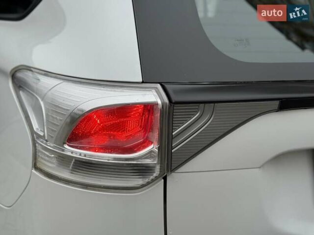 Белый Мицубиси Аутлендер, объемом двигателя 0 л и пробегом 180 тыс. км за 11500 $, фото 38 на Automoto.ua